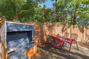 Strandkorb auf Terrasse