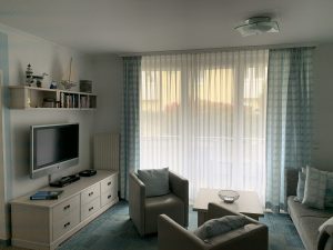 Wohnzimmer mit Balkon