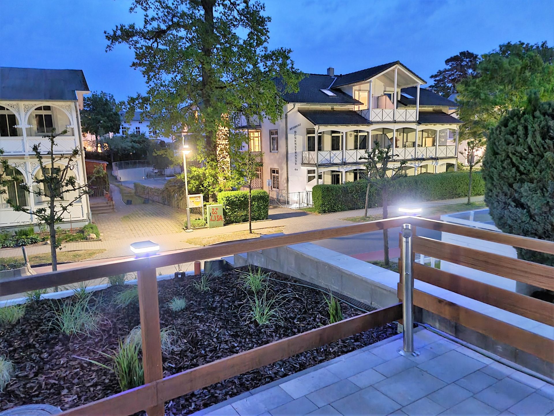 Residenz Dünenstraße in Binz am Abend