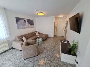 Wohnzimmer mit Balkon
