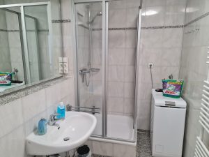 Bad mit Dusche und Waschmaschine