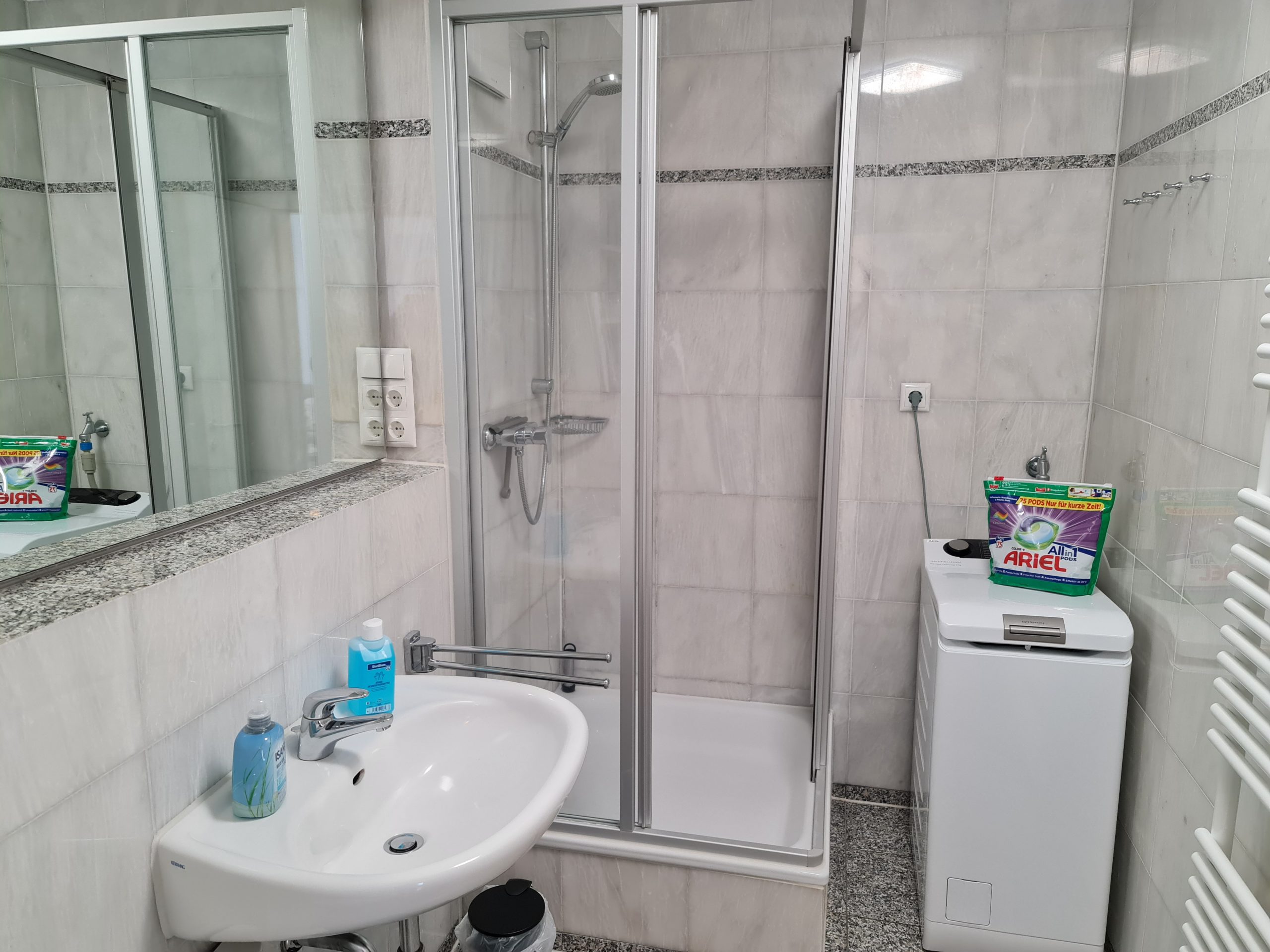 Bad mit Dusche und Waschmaschine